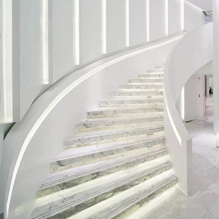 Les marches d'escalier en nanoverre, les lumières pré-enterrées dans les escaliers sont plus modernes.