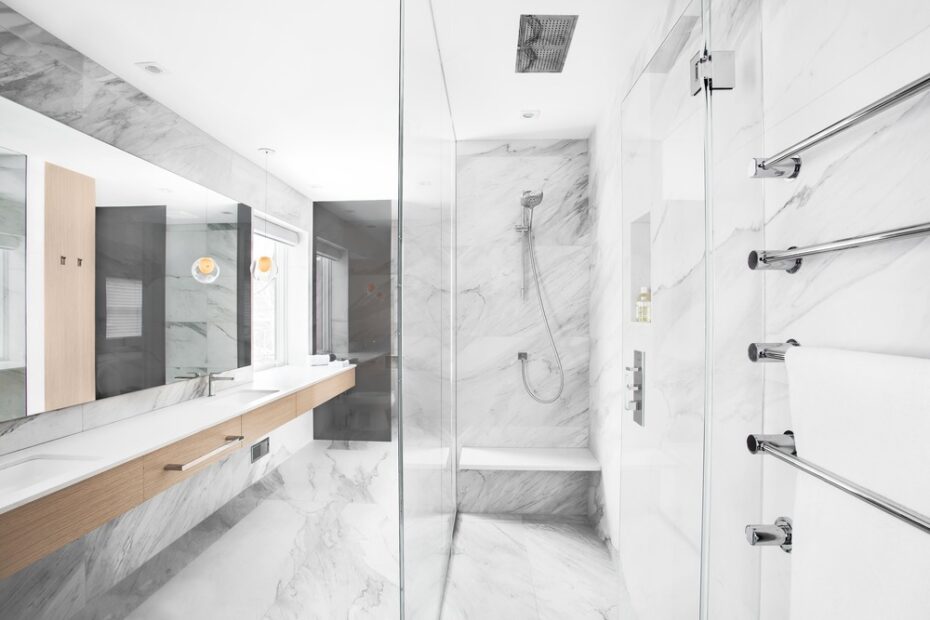 Définir une maison moderne avec un élégant marbre artificiel blanc nano